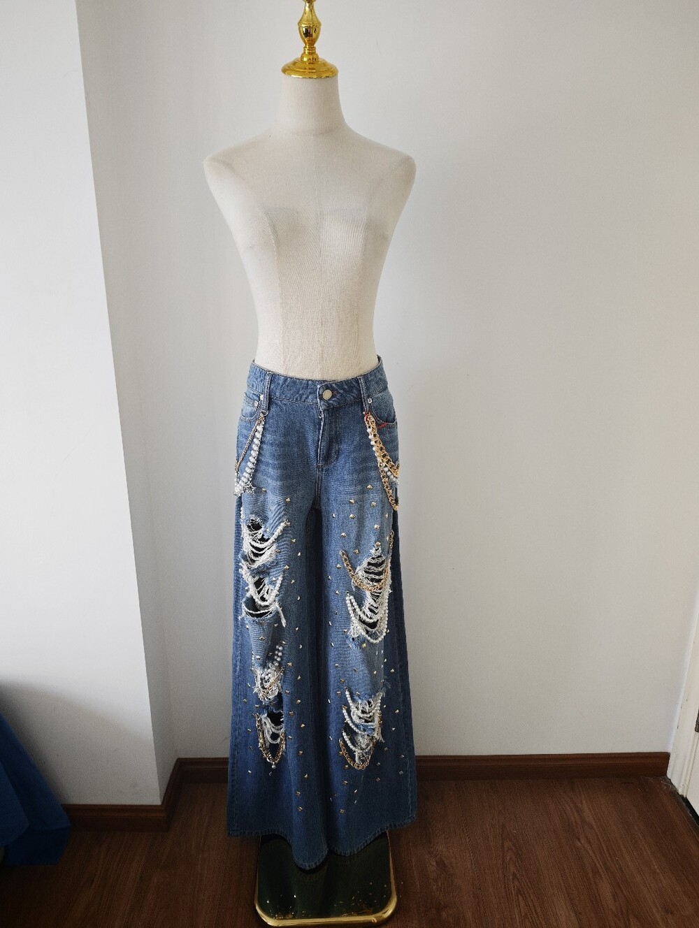 Alice + Olivia HARPER EMBELLISHED RIPPED JEAN - Picture 8 of 14